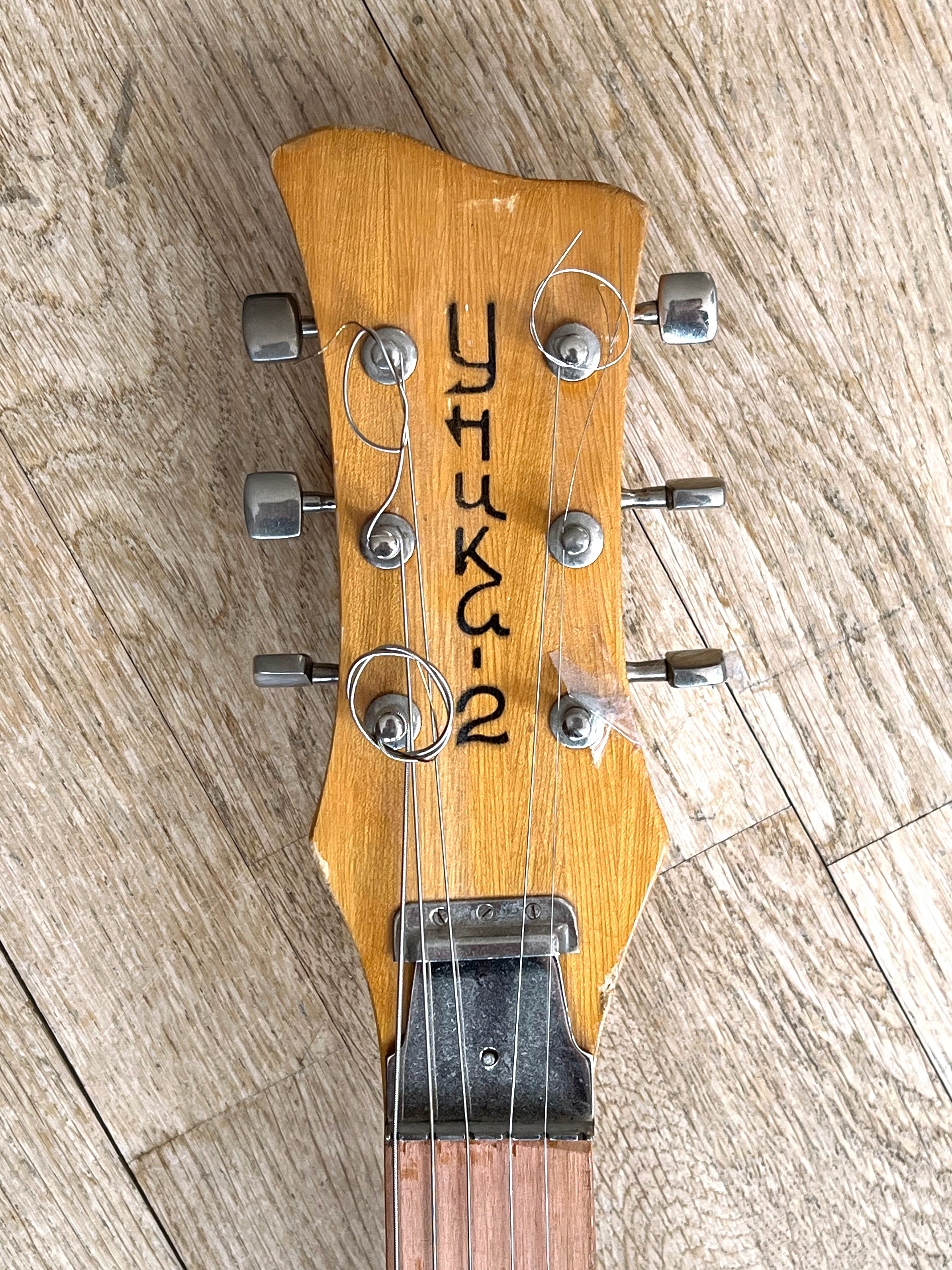 LOW-RES - The guitar that made "Makeup"